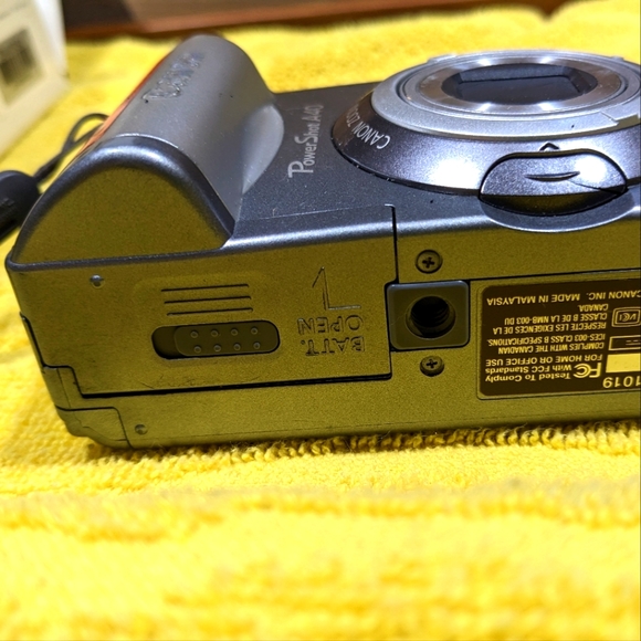 Canon PowerShot A40 Digital Camera Bundle - Picture 9 of 11